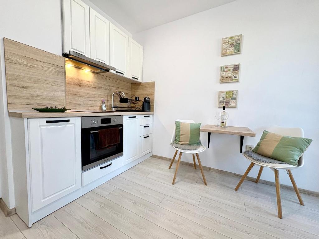 Sweet tiny house-central studio