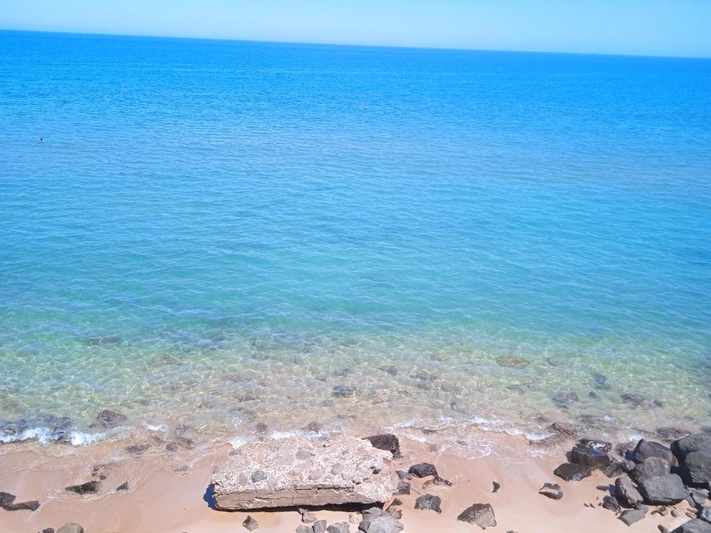 a view of the beach with the water and rocks at Kariat arkma in Nador