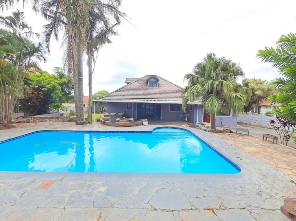 Bazén v ubytování Durban North Sea Breeze Hideout nebo v jeho okolí