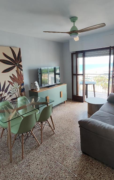 a living room with a couch and a table at Horizonte al Mar in Miramar