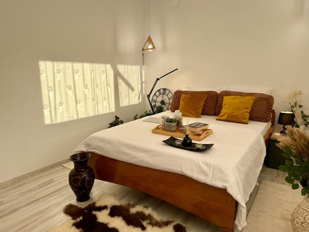 a bedroom with a bed with a tray of food on it at Botanic Villa Family- cozy&elegant - 4 rooms - 3 bedrooms - factura&vocheredevacanta - 8 oaspeti in Iaşi