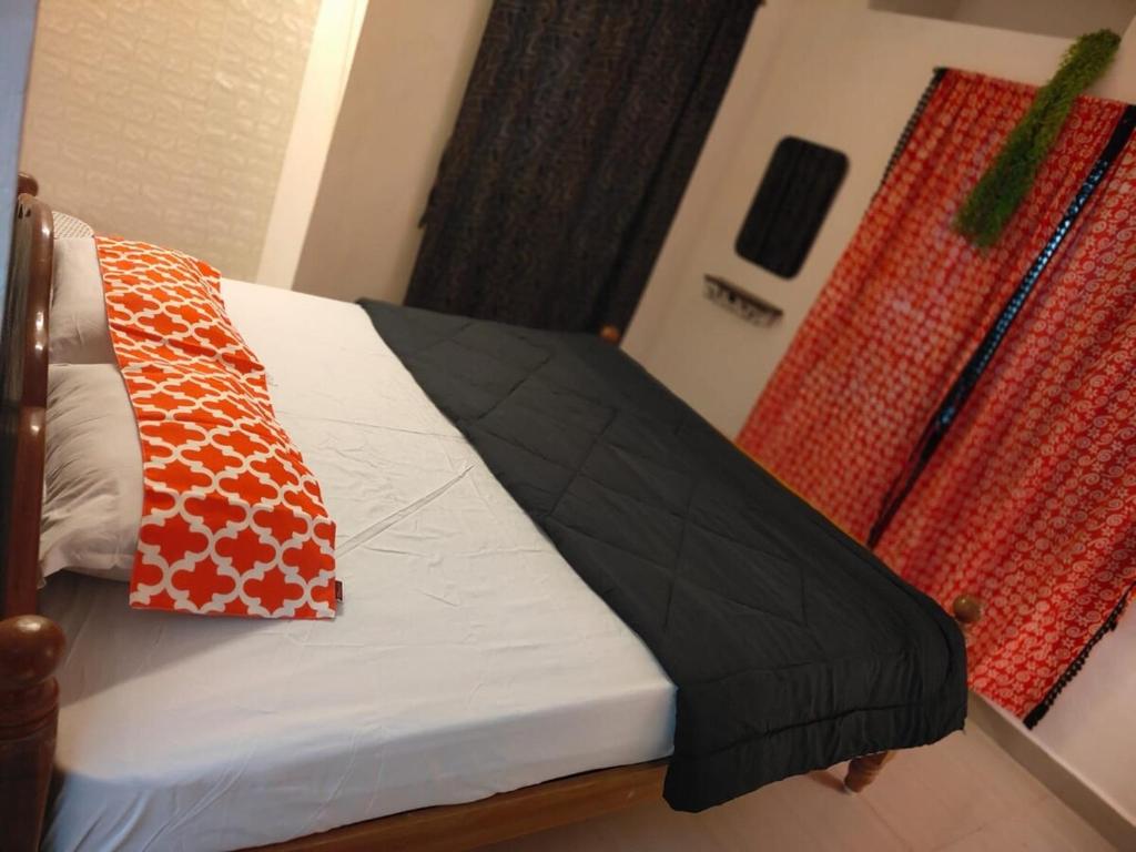 Postel nebo postele na pokoji v ubytování CHIC Boho 2BHK Just 10 Mins to Beach and White Town DUSK