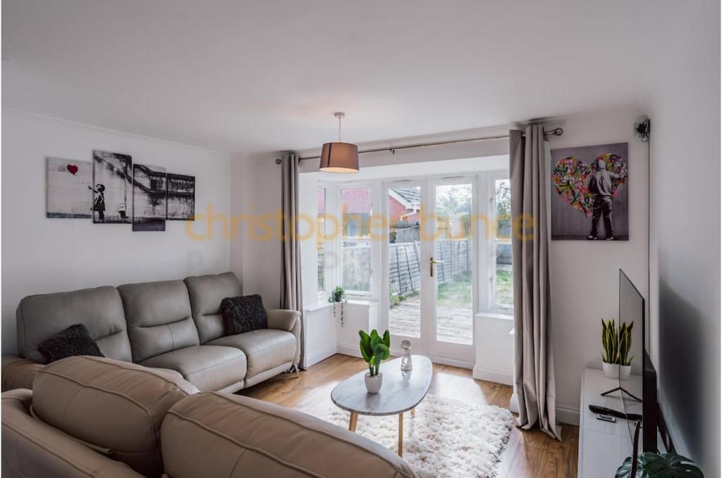 Χώρος καθιστικού στο 3bd Home near Red Bull Racing, Vw Centre, Zoho