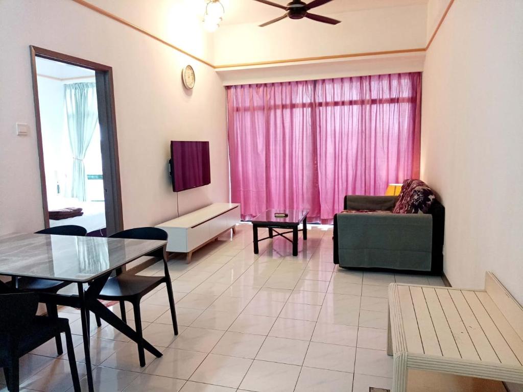 Χώρος καθιστικού στο Costa Mahkota One Bedroom With Balcony, Mahkota Parade Hospital, Pahlawan
