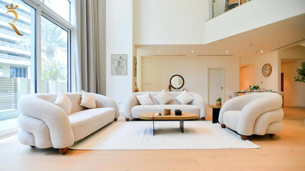 Posezení v ubytování SeaBreeze Townhouse Mamsha Al Saadiyat