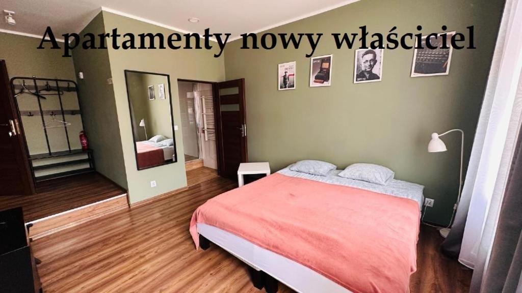 une chambre avec un lit avec une couverture rouge dans l'établissement APARTAMENTY NA EVEREŚCIE W ŚCISŁYM CENTRUM Ul DWORCOWA PARKING GRATIs!, à Bydgoszcz