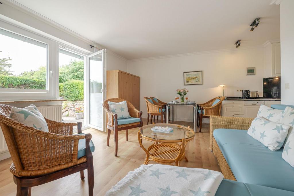 a living room with a couch and a table at Meer in Süderende