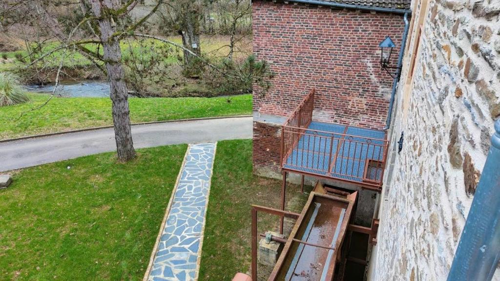 una vista aérea de un patio con un edificio en La goutelle, en Neufmanil