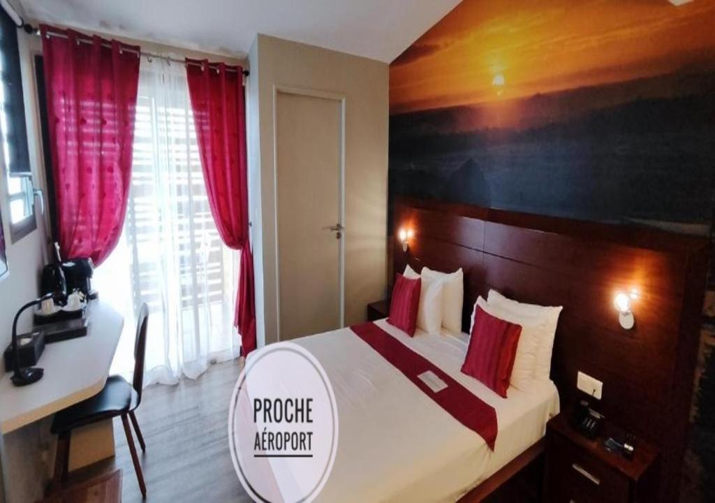 1 dormitorio con 1 cama grande y cortinas rojas en Tulip Inn Sainte Clotilde, La Réunion, en Saint-Denis
