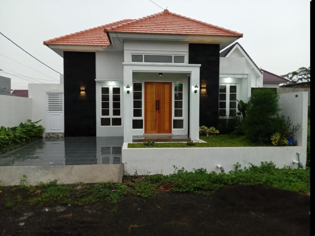 Tòa nhà nơi biệt thự tọa lạc