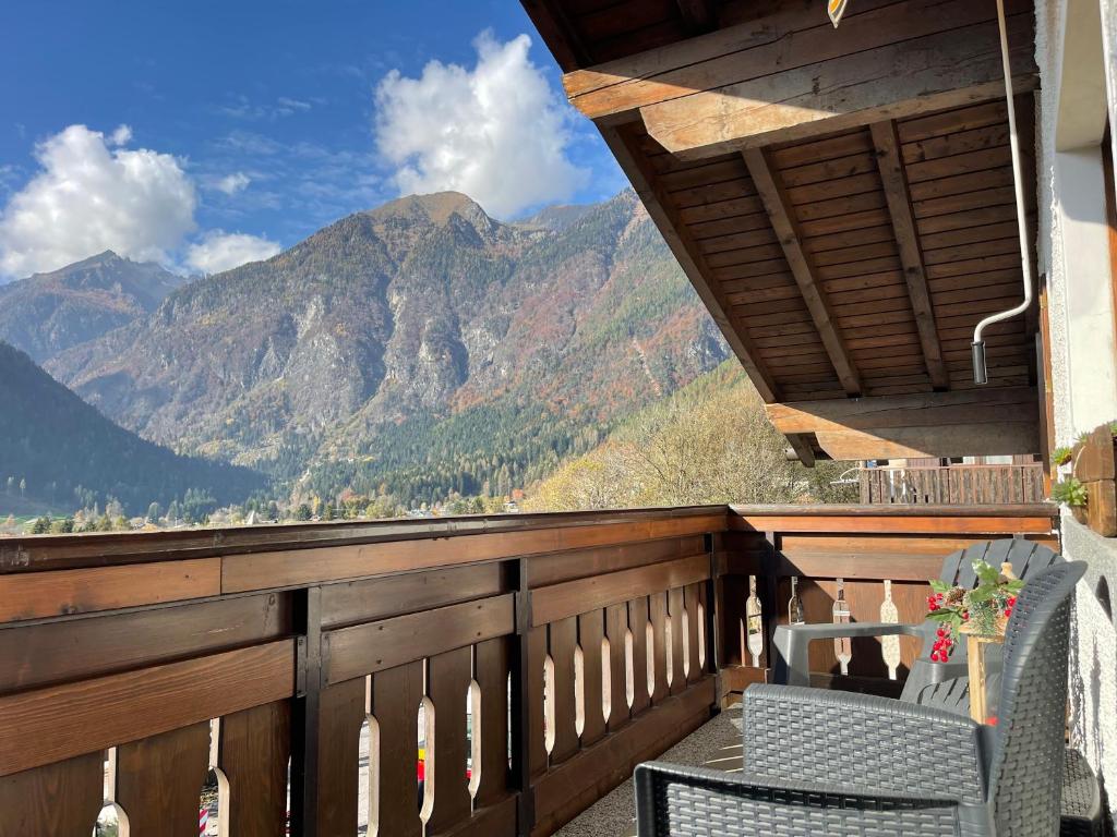 een balkon met stoelen en uitzicht op de bergen bij Rifugio romantico per due in Pinzolo