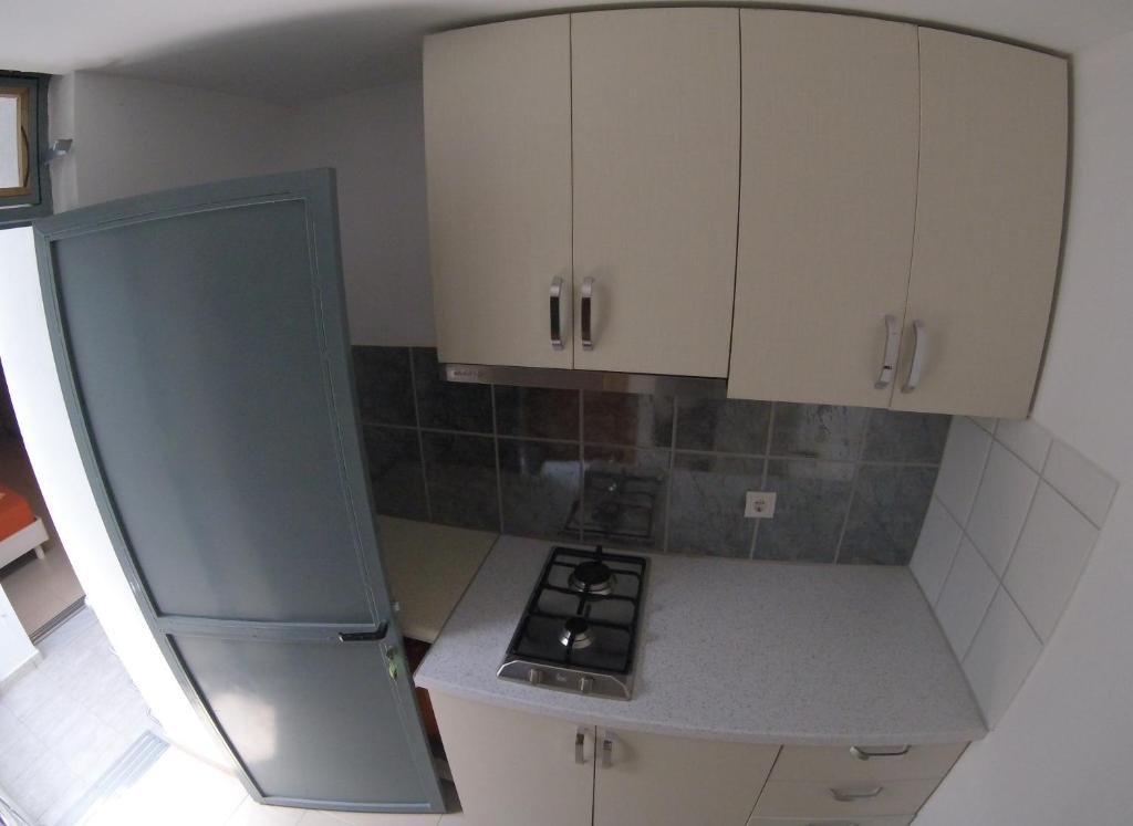 Kuchyň nebo kuchyňský kout v ubytování Riviera Rooms
