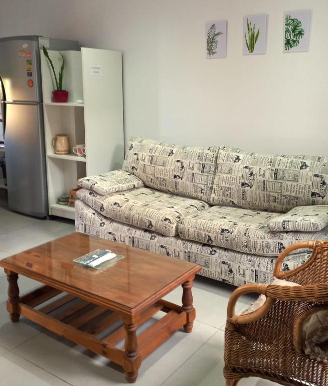 a living room with a couch and a coffee table at El Trébol II in Necochea