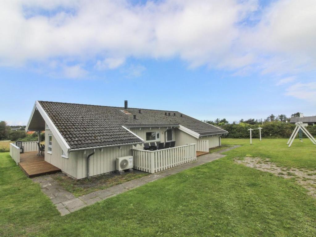 una piccola casa con terrazza e cortile di Holiday Home Otta - 779m from the sea by Interhome a Hjørring