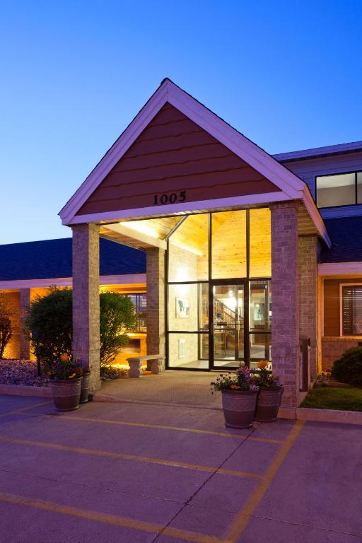 Un edificio con un cartel en el frente. en AmericInn by Wyndham Spencer, en Spencer