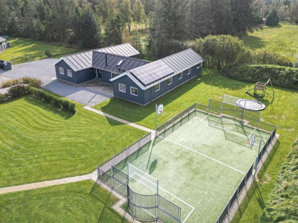 Tennis ja/või seinatennis majutusasutuses Holiday Home Sinikka - 350m from the sea by Interhome või selle läheduses