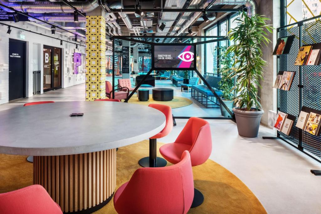 The Social Hub Berlin Alexanderplatz - Resim 3