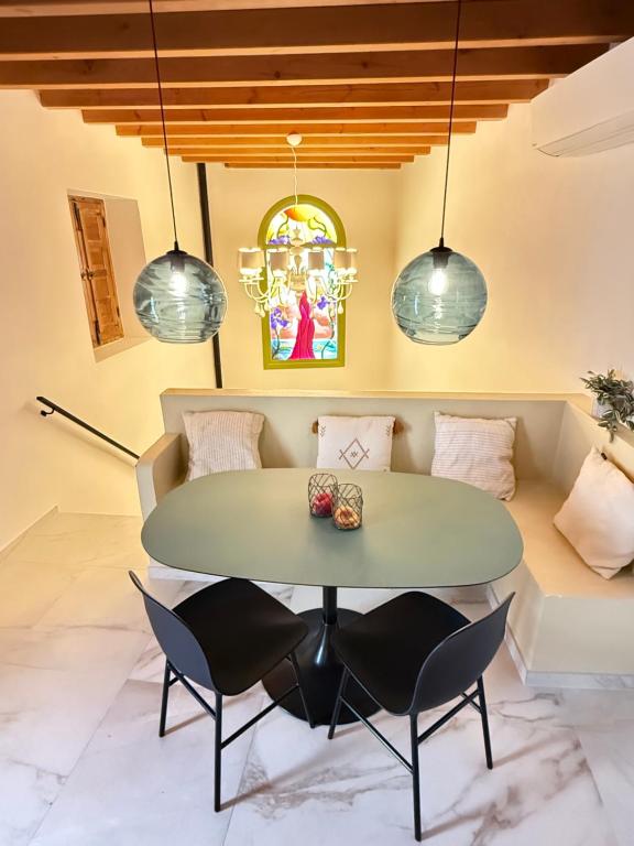 a dining room with a table and chairs at Casa Espeñuela in Ojén