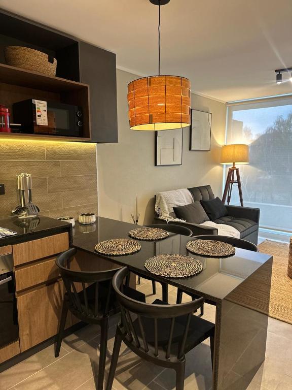 a kitchen and living room with a table and chairs at Excelente y Central dpto en Distrito Icónico in Los Ángeles