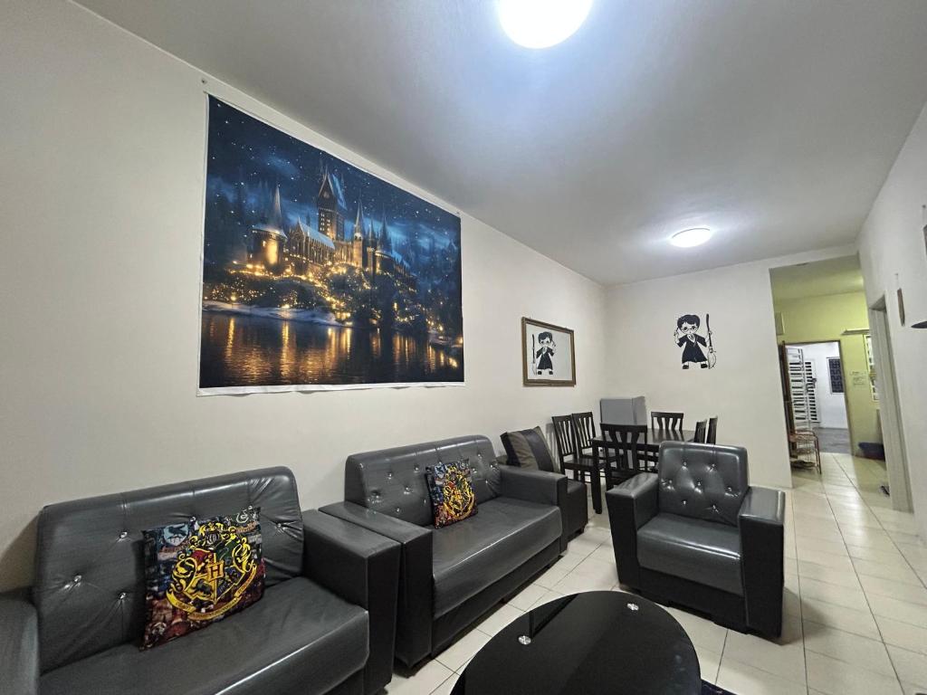 una sala de estar con sofás y una pintura en la pared en Harry Potter Homestay Cameron Highlands, en Tanah Rata