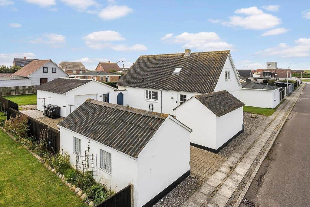 a row of white houses with roofs on a street at 70303-Ulfborg-Jagtvejen-4 in Thorsminde