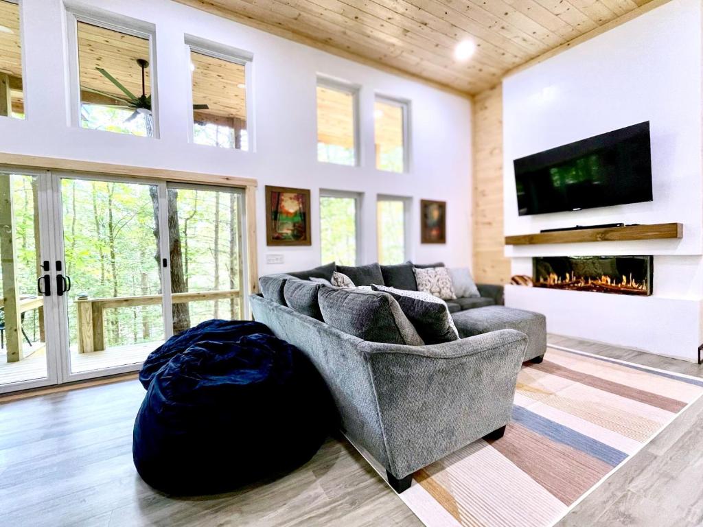 Μια τηλεόραση ή/και κέντρο ψυχαγωγίας στο Modern Gem w/Spacious Deck, Swinging bed, Hot Tub