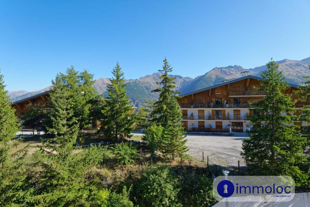 una imagen de un hotel con montañas al fondo en Charming studio in Auron, en Auron