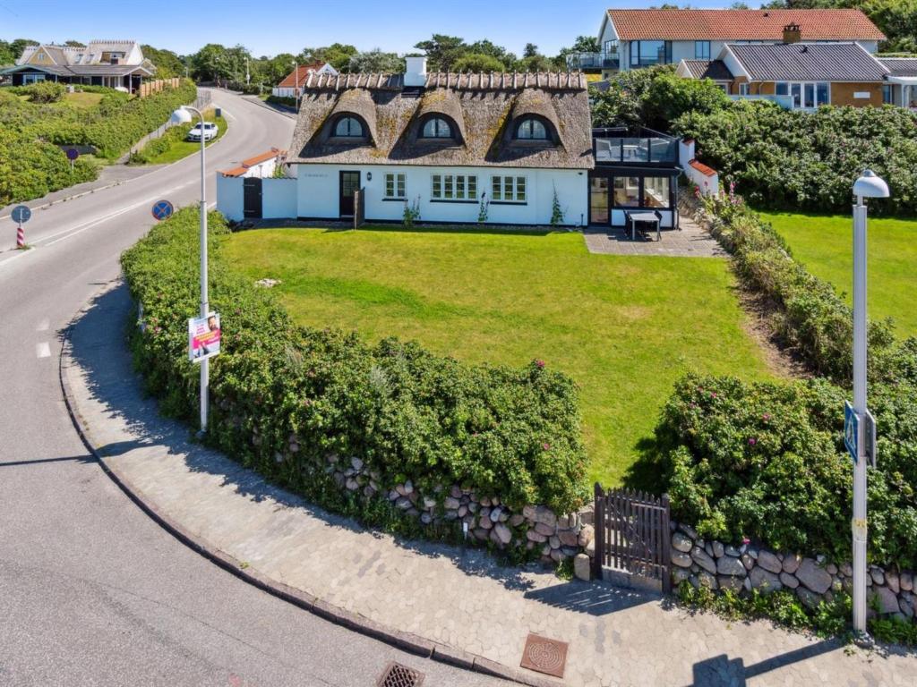 VejbyにあるHoliday Home Susan - 20m from the sea by Interhomeの道路沿いの家の航空写真
