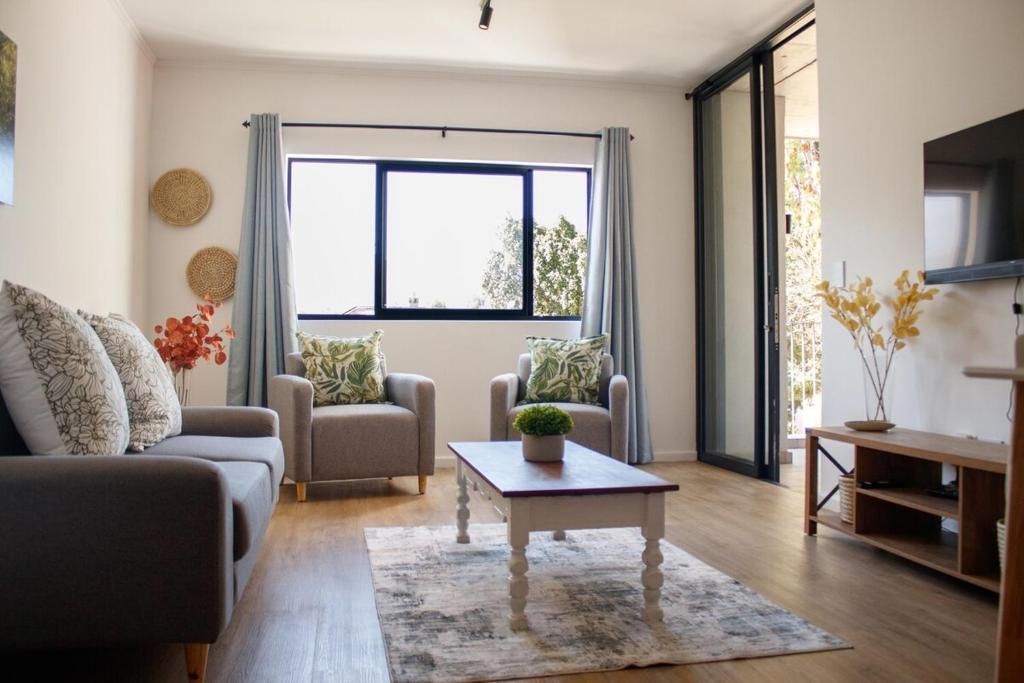 乔治209 Le Jardin George的有两张沙发和一张咖啡桌的客厅