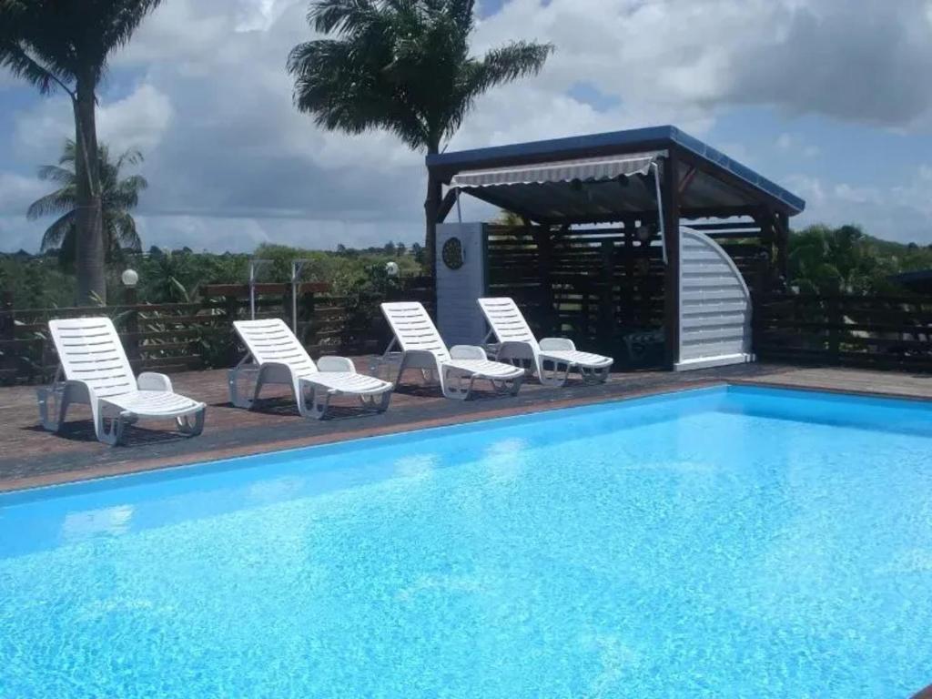 Piscina de la sau aproape de Maison agréable à Sainte-Anne avec piscine partagée