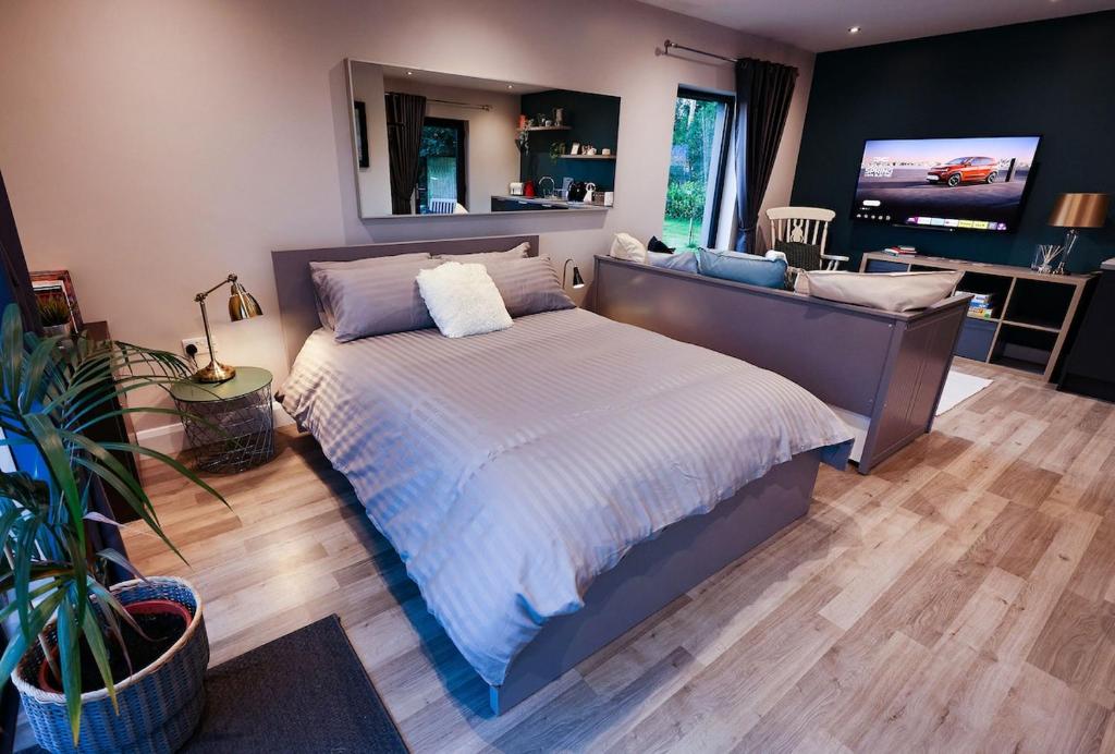 Postel nebo postele na pokoji v ubytování Hideaway near Gleno Waterfall