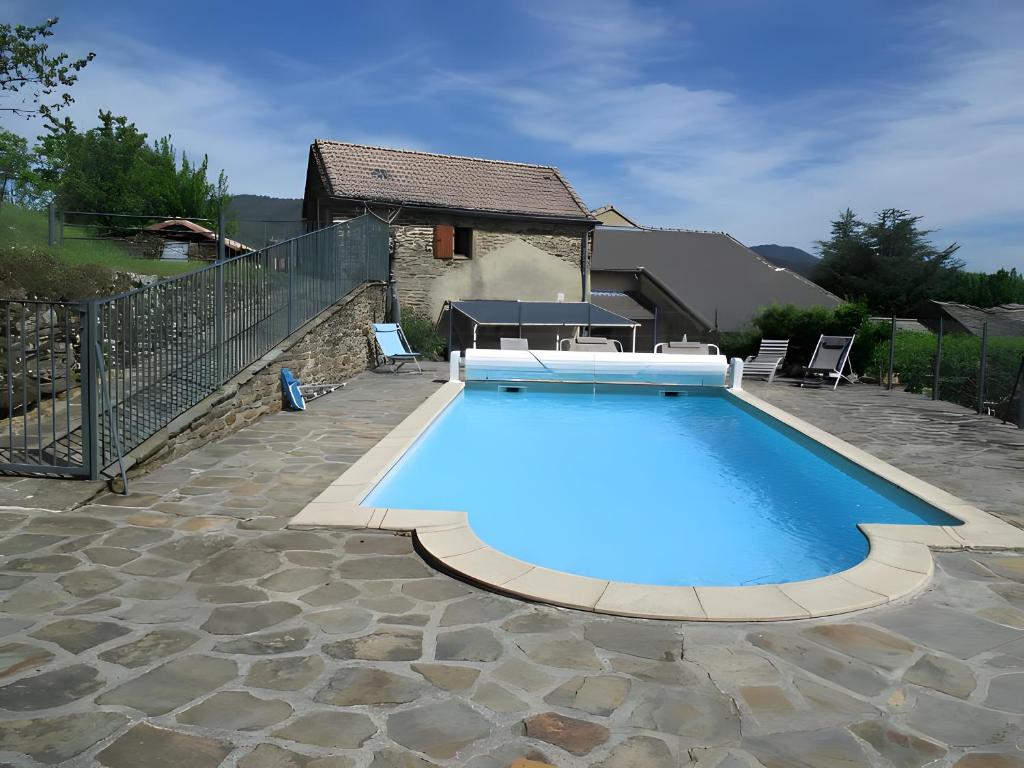 Una gran piscina azul en un patio. en Location Chabannes Malbosc, en Malbosc