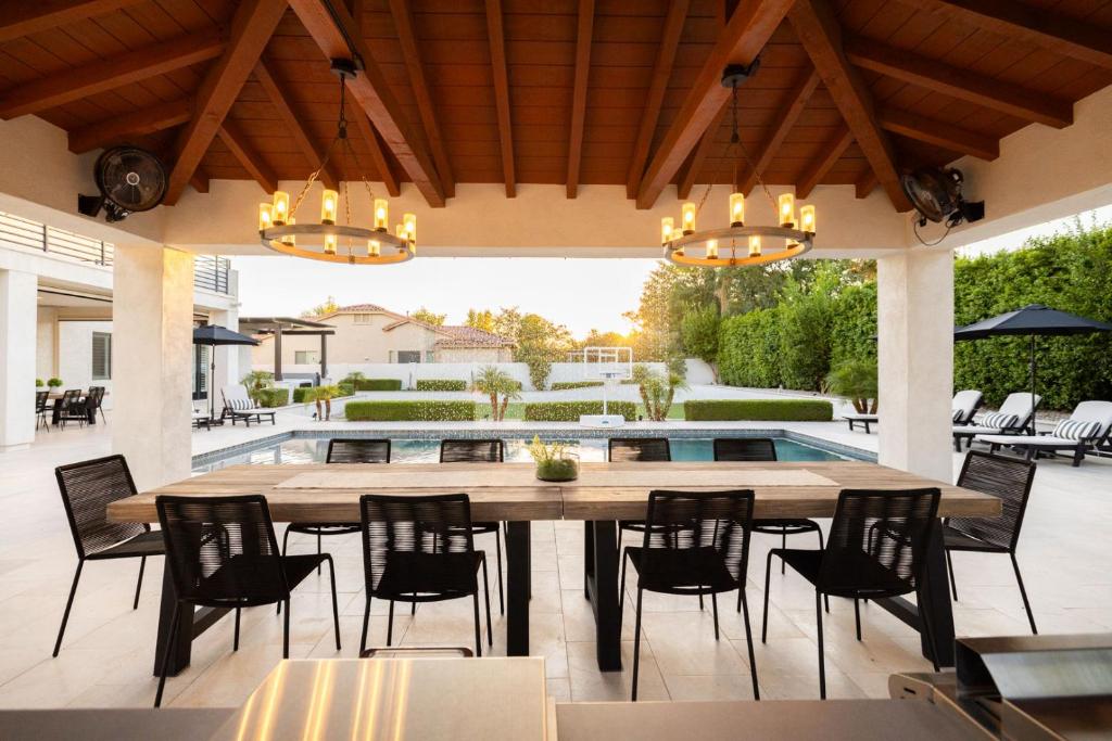 un patio avec une table et des chaises et une piscine dans l'établissement Chandler Scorpio, à Serape