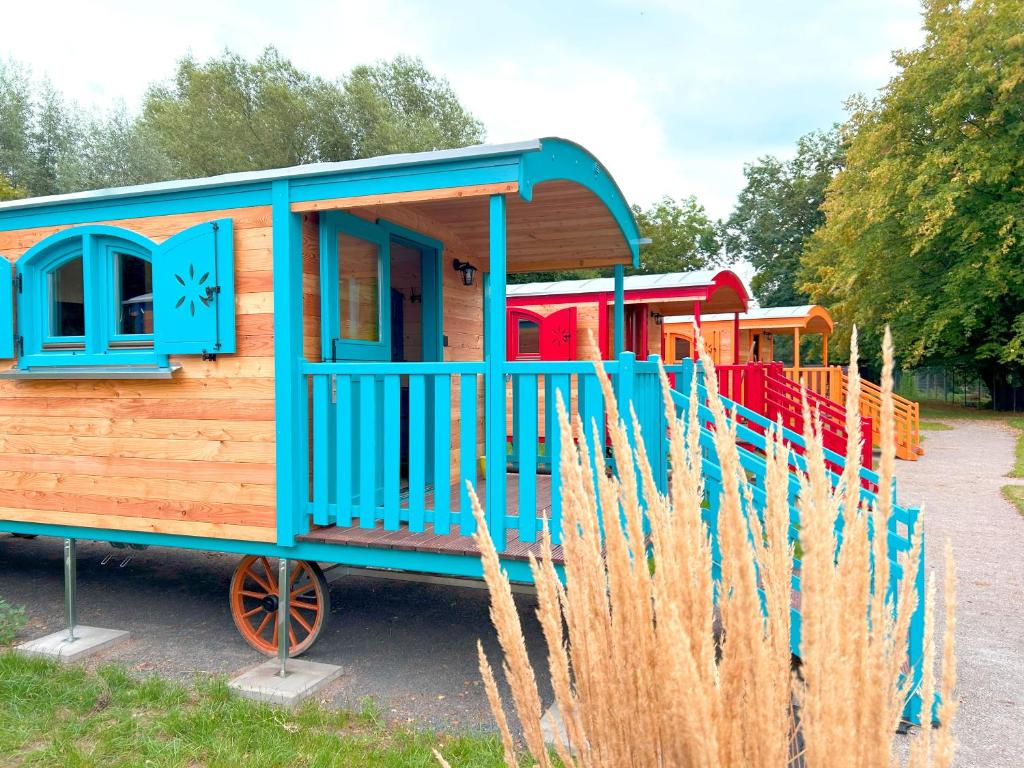 ゲッティンゲンにあるFerienhauspark im Freibad Brauweg - Rolling Lodgesの公園内にカラフルな列車が停車