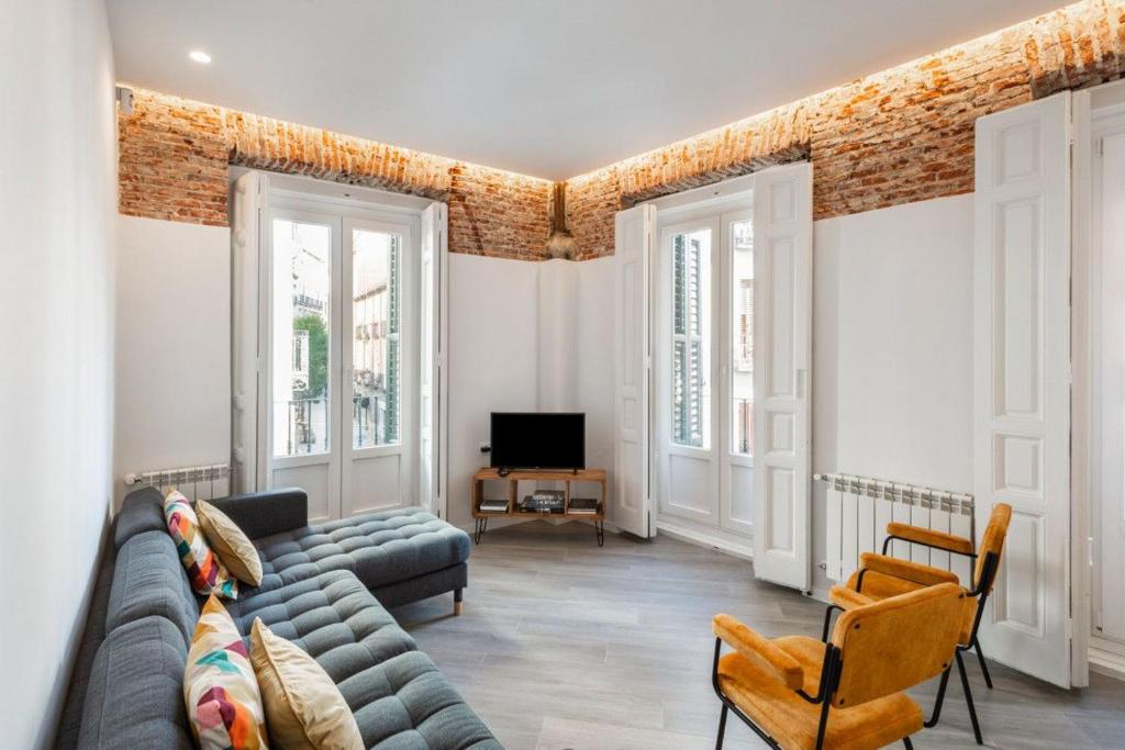 Centrally located bright -4Bedrooms 3Baths- Sol