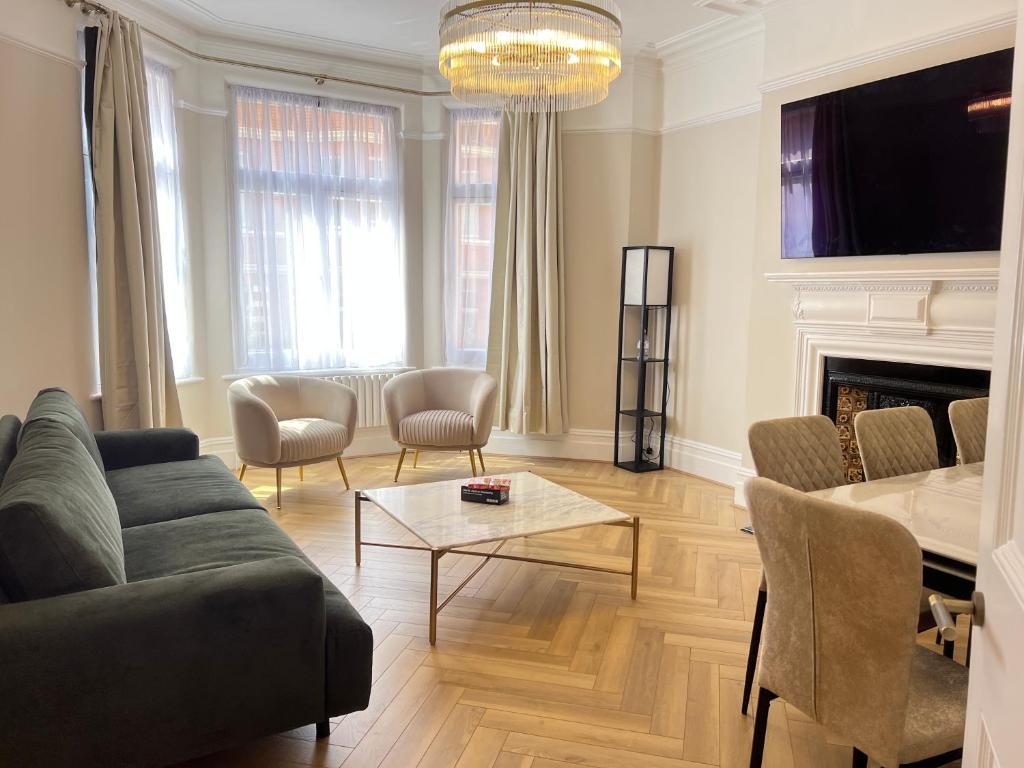 a living room with a couch and a table at 4-Bedroom Apartment – Sleeps 7 – Paddington – Quiet Area in London