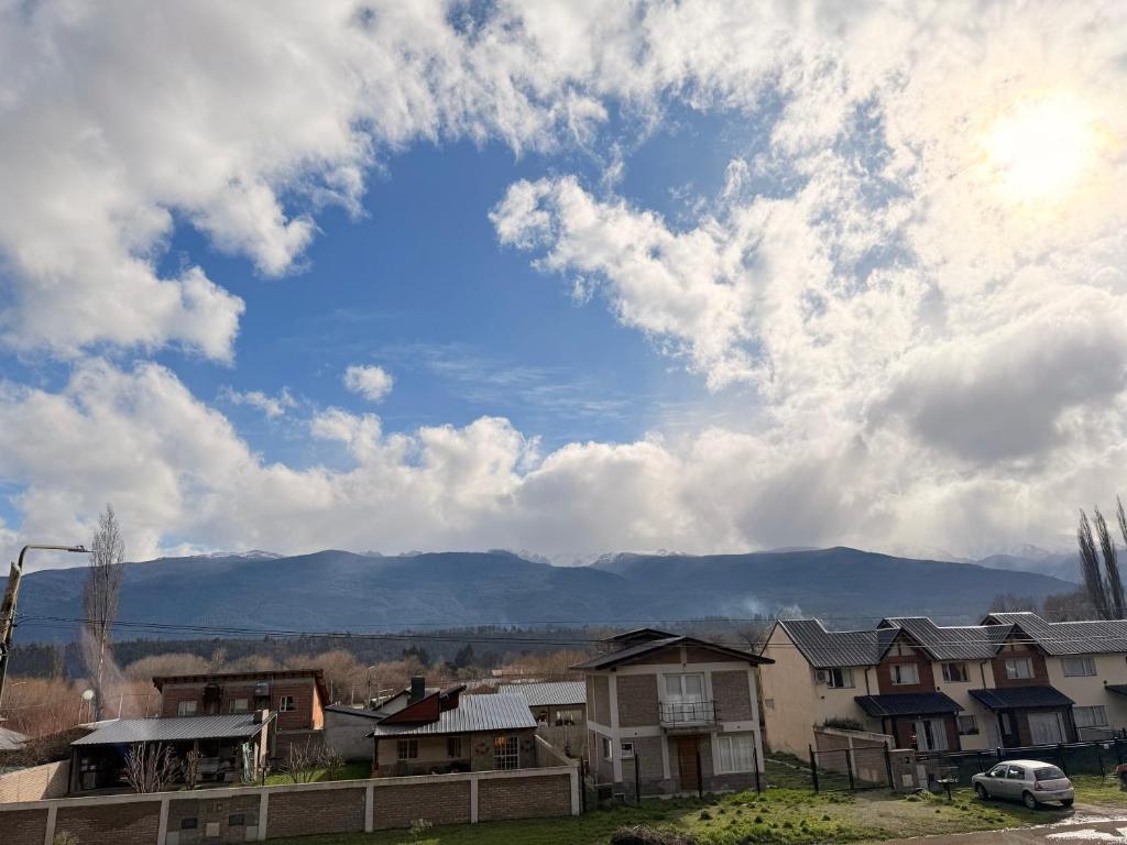 Vista generica sulle montagne o vista sulle montagne dall'interno dell'appartamento