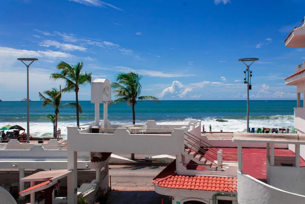 una vista de una playa con palmeras y el océano en Hotel Vistamar, en Mazatlán