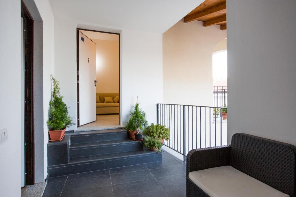 korytarz domu ze schodami i roślinami w obiekcie Quinto tronco w mieście Elini