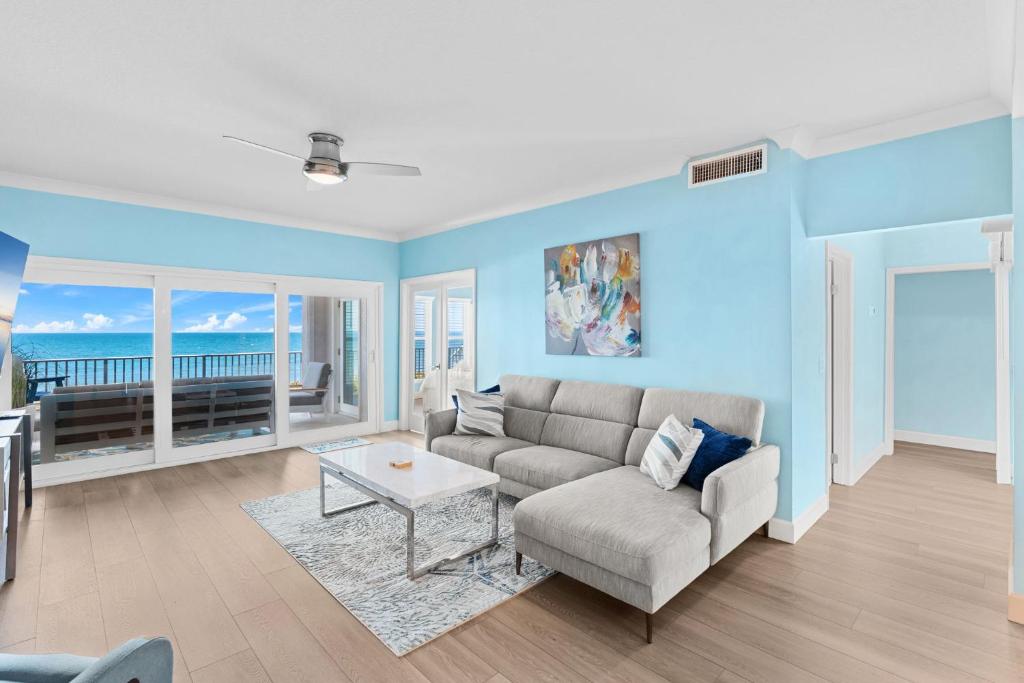 una sala de estar con un sofá y una mesa en Versailles Sur La Mer 1D, en Melbourne Beach