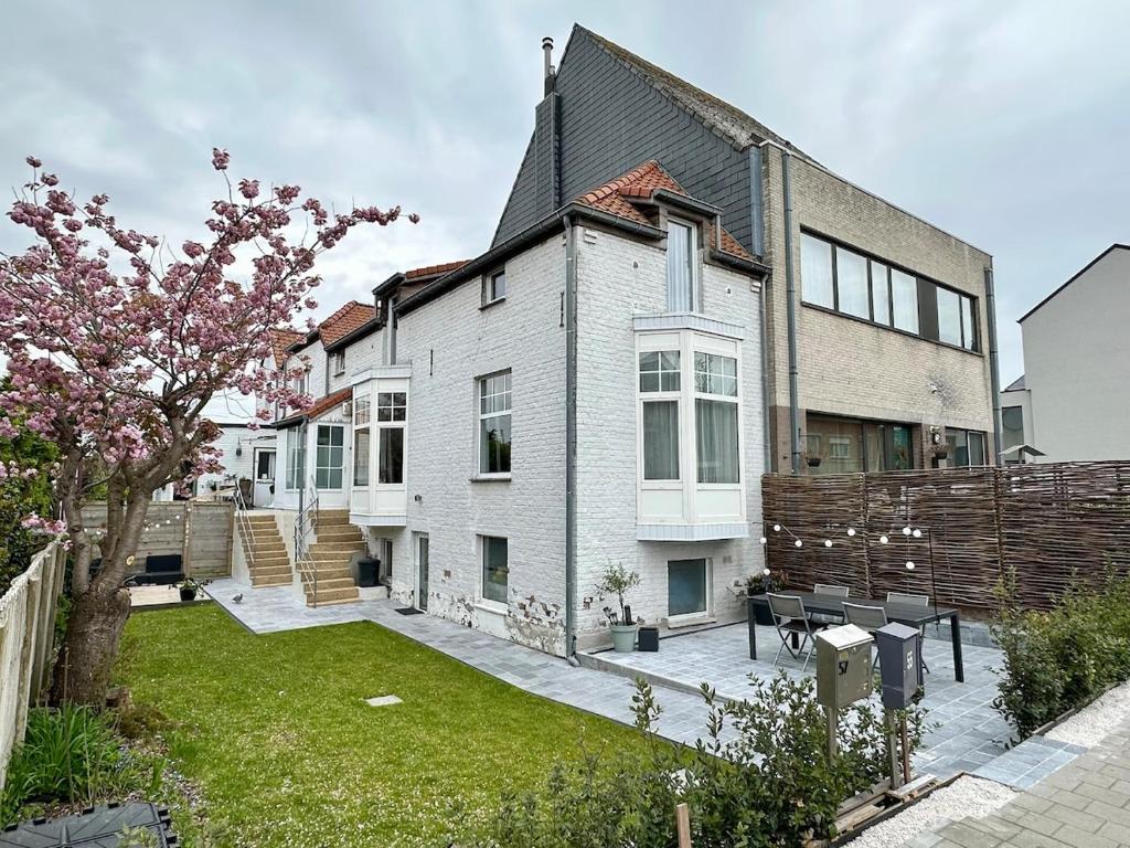 une grande maison avec une cour dotée d'une clôture dans l'établissement Casa Kana, au Coq