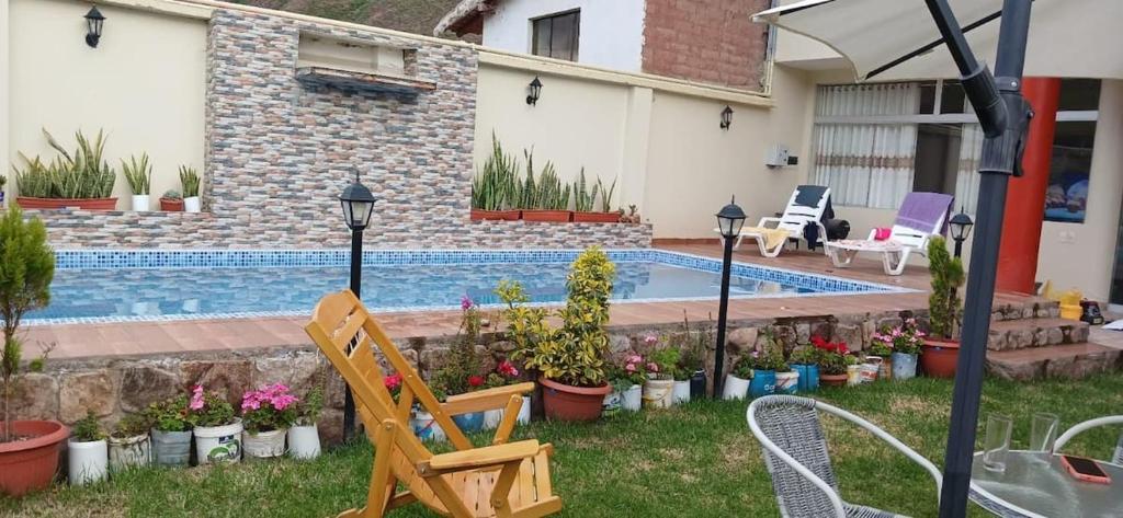 a backyard with a swimming pool and some plants at Casa de Campo en el Valle Sagrado de los Incas - Casa Brisas del Rio Sagrado in Huayllabamba