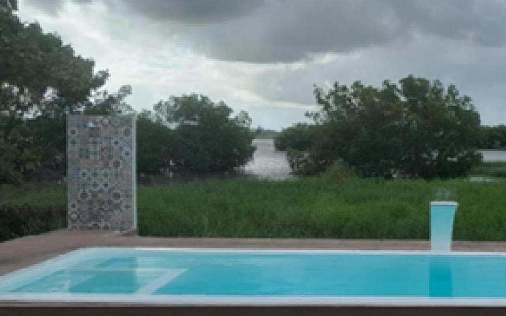 嘎林海斯港Pousada Porto Sol的河景游泳池