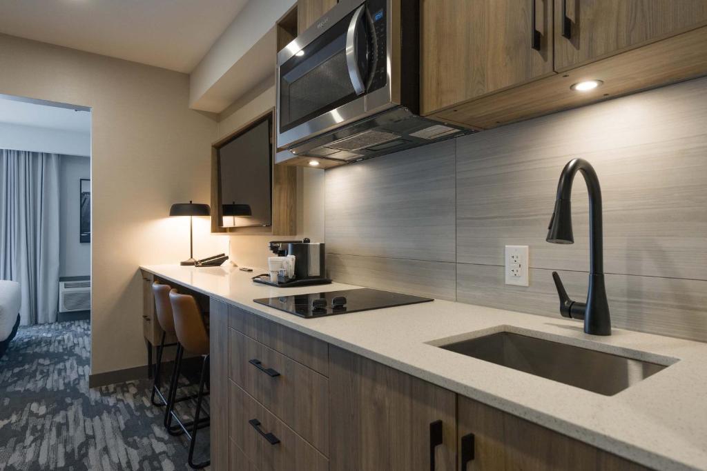 Sandman Signature Winnipeg Airport Hotel & Suites - Resim 37