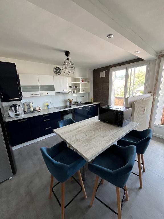 Η κουζίνα ή μικρή κουζίνα στο Spacieux T3 moderne avec balcon 6 pers, hyper centre Clermont