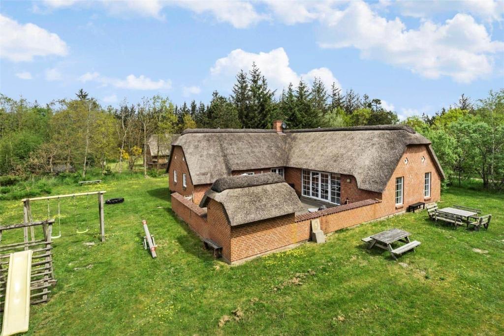 Un viejo granero con techo en un campo de hierba. en 10613-Ulfborg-Svollingvej-37, en Øhuse