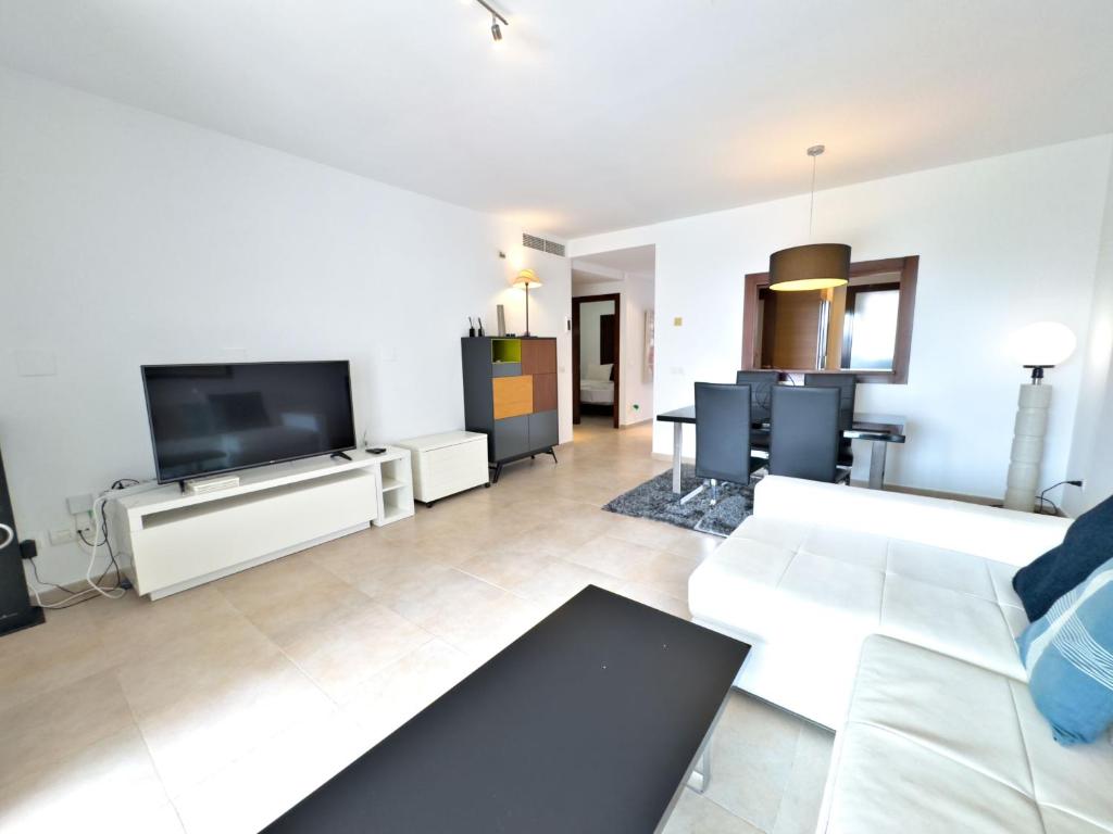 Televisyen dan/atau pusat hiburan di Apartamento en Los Monteros