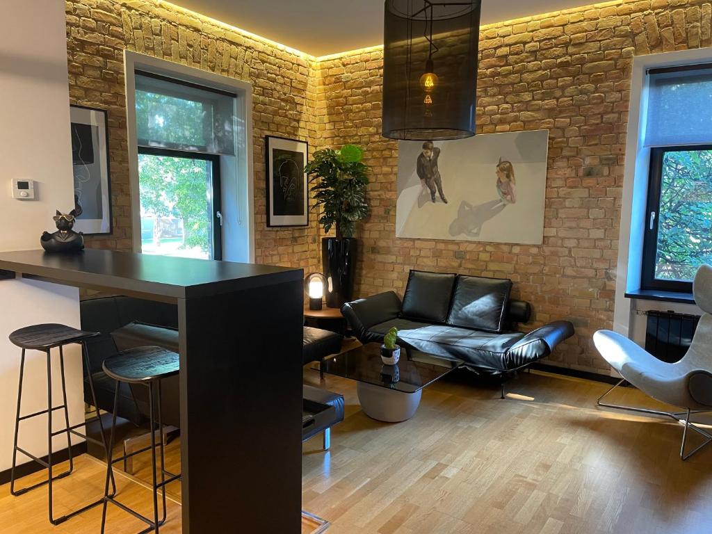 Photo inspiration: Industrial Chic Downtown Penthouse Retreat Reference: Downtown Retreat Loft Industrial Studio ريغا أسعار محدثة لعام 2026