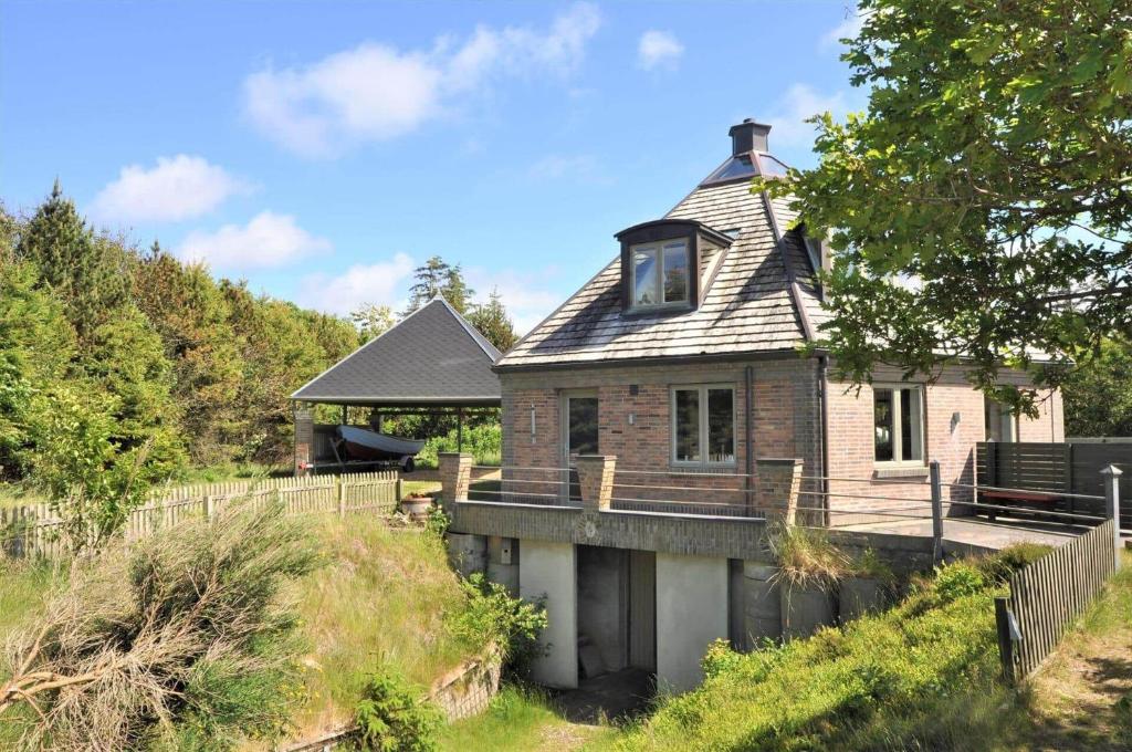 una vecchia casa sul fianco di una collina di 40711-Ulfborg-Hagevej-148 a Fjand Gårde