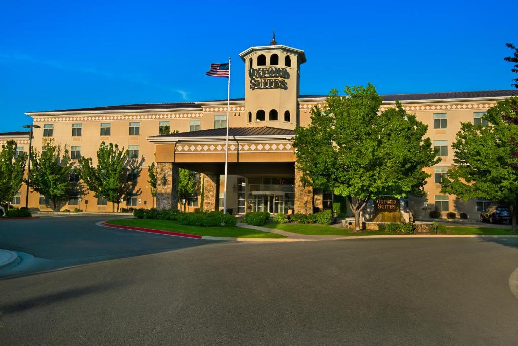 ein Gebäude mit einem Uhrturm darüber in der Unterkunft Oxford Suites Boise in Boise